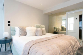 Soho Harmony Haven: Chic 2-Bed, 2-Bath Urban Retreat